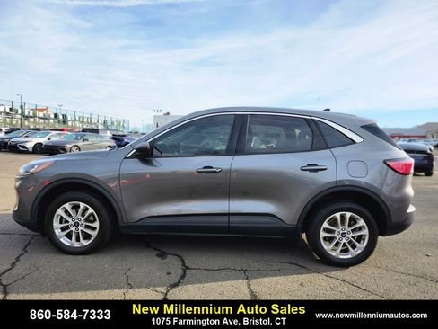 Used 2022 Ford Escape SE w/ Cold Weather Package image 2