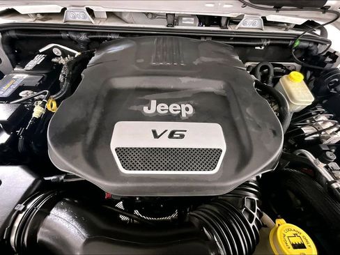 Used 2015 Jeep Wrangler Unlimited Sahara w/ Connectivity Group image 9