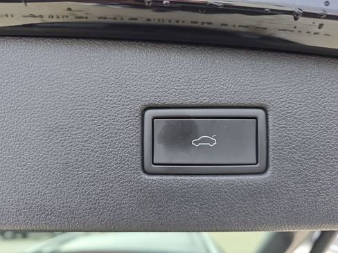 Used 2022 Volkswagen Tiguan SE w/ Panoramic Sunroof Package image 16