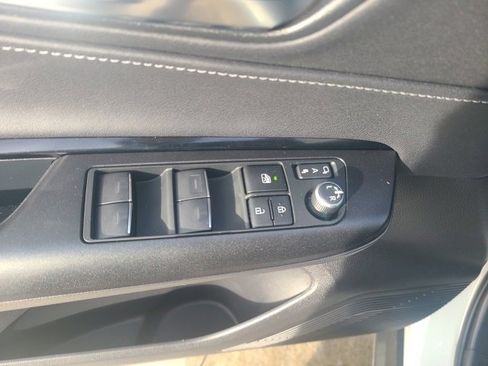 Used 2022 Toyota Venza LE image 18