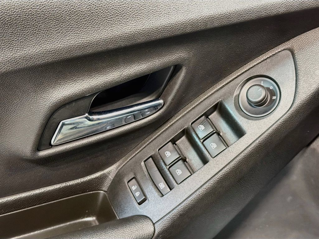 Used 2019 Chevrolet Trax LT w/ LT Convenience Package FWD image 18