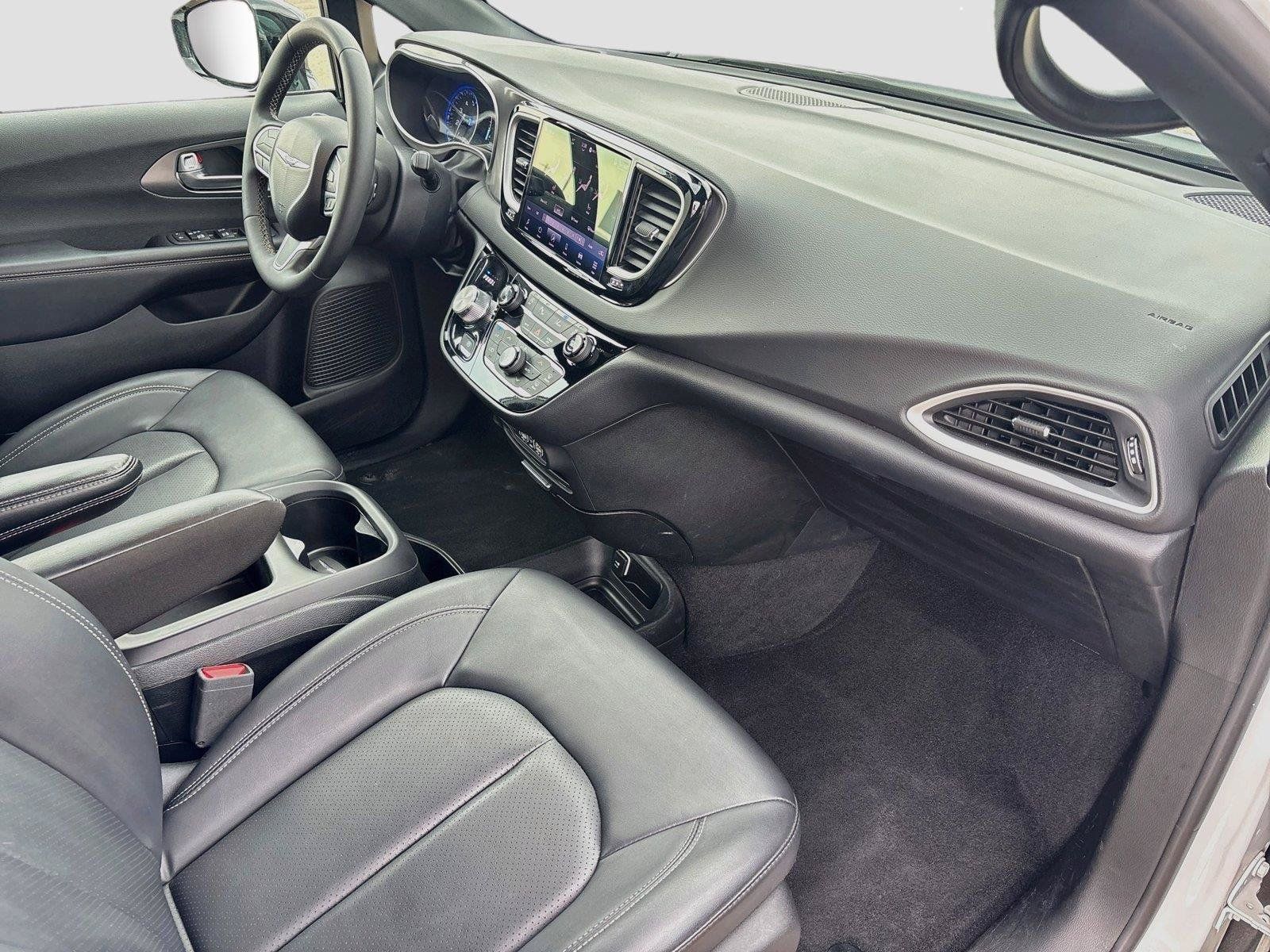 Certified 2025 Chrysler Pacifica Select FWD image 29