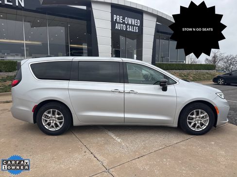 Used 2024 Chrysler Pacifica Touring-L FWD image 2