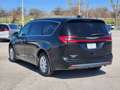 Used 2023 Chrysler Pacifica Touring-L image 7