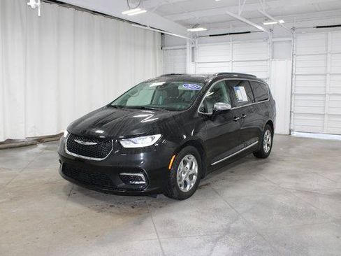 Used 2023 Chrysler Pacifica Limited FWD image 4