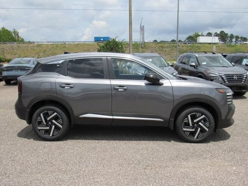 New 2026 Nissan Kicks SV w/ SV Premium Package FWD image 2
