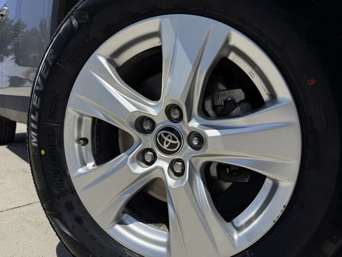 Used 2021 Toyota RAV4 XLE FWD image 10