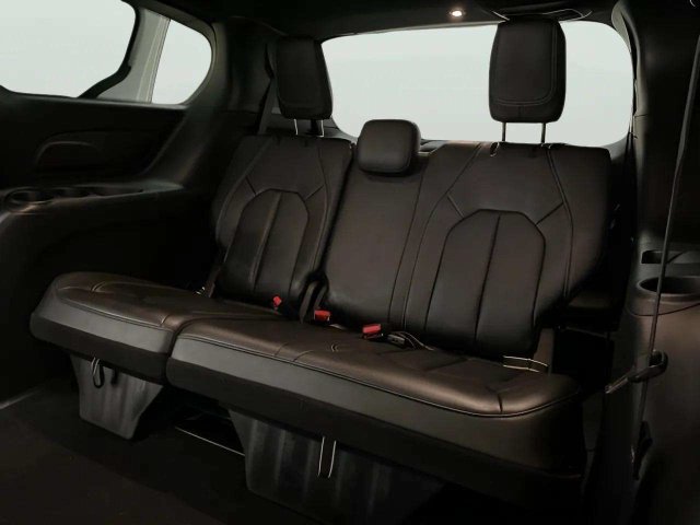 Used 2025 Chrysler Pacifica Select FWD image 67