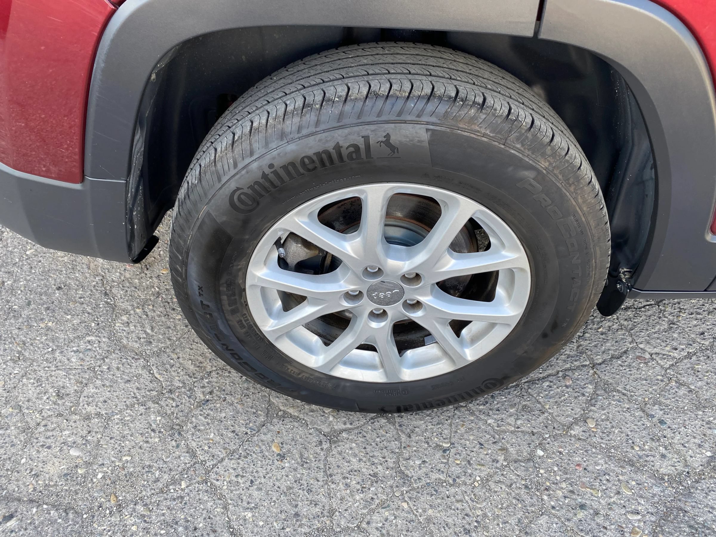 Used 2018 Jeep Cherokee Latitude Plus w/ Cold Weather Group AWD/4WD image 29