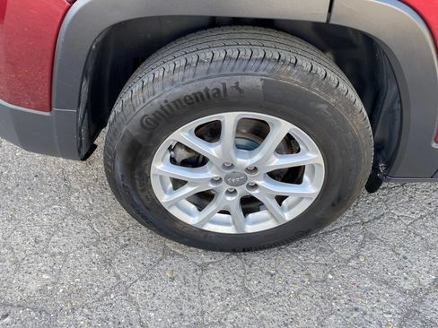 Used 2018 Jeep Cherokee Latitude Plus w/ Cold Weather Group AWD/4WD image 29