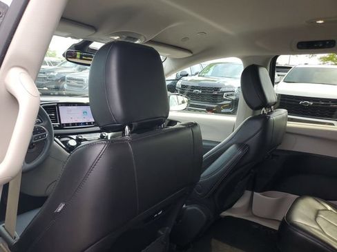 Used 2024 Chrysler Pacifica Touring-L FWD image 11