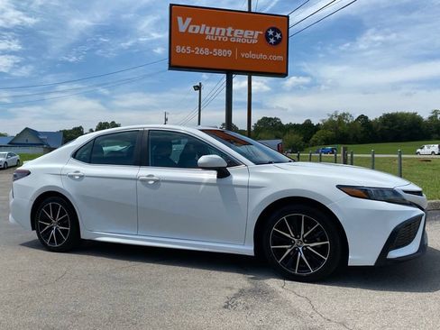 Used 2021 Toyota Camry SE FWD image 1