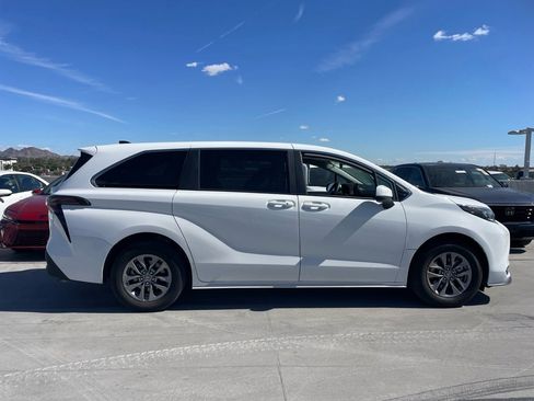 Used 2025 Toyota Sienna LE image 3
