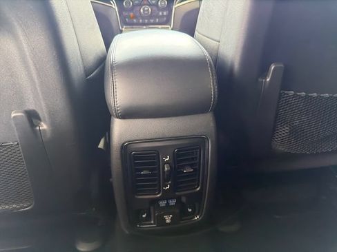 Used 2019 Jeep Grand Cherokee Overland AWD/4WD image 23