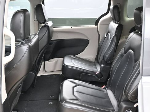 Used 2023 Chrysler Pacifica Touring-L FWD image 19