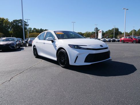 Used 2025 Toyota Camry LE image 10