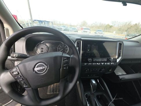 Used 2025 Nissan Frontier SV image 21