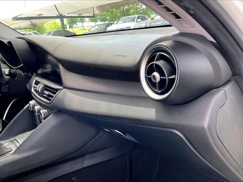 Used 2018 Alfa Romeo Giulia Ti Sport w/ Quick Order Package 22U Sport RWD image 17