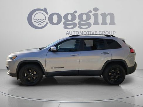 Used 2021 Jeep Cherokee Latitude Plus AWD/4WD image 2