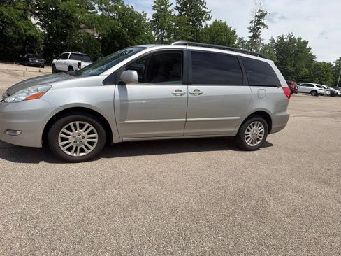 Used 2010 Toyota Sienna XLE FWD image 22