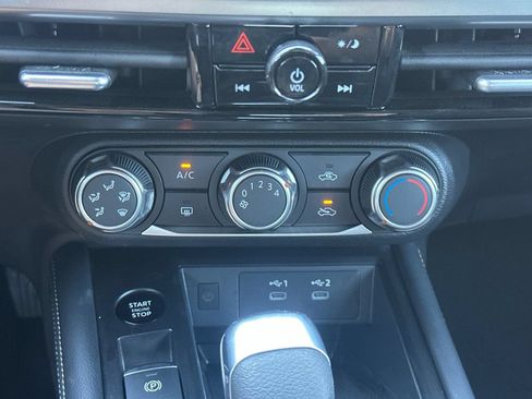 Used 2025 Nissan Kicks SV AWD/4WD image 21
