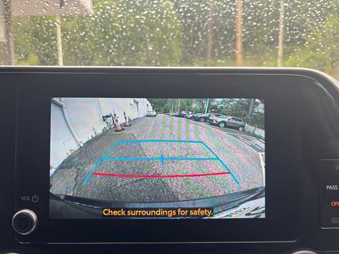 Used 2025 Toyota Highlander LE FWD image 22