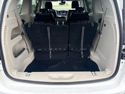 Used 2024 Chrysler Pacifica Limited FWD image 18