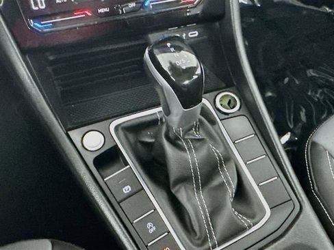 Used 2025 Volkswagen Jetta SE FWD image 17