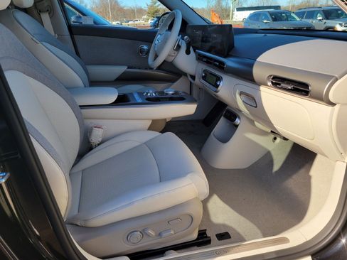 Used 2025 Genesis GV60 Advanced image 11