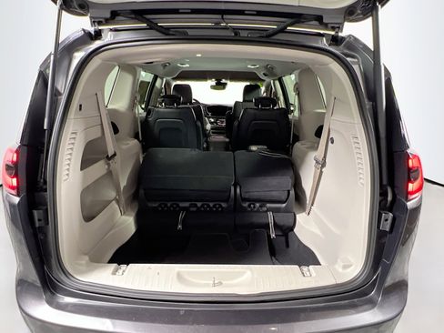 Used 2022 Chrysler Pacifica Touring-L image 34