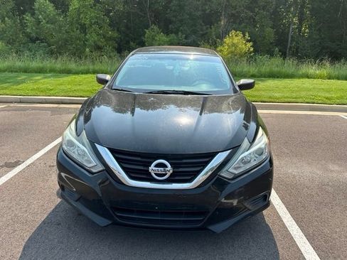Used 2017 Nissan Altima 2.5 S w/ Power Driver Seat Package FWD image 3