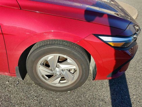 Used 2025 Hyundai Elantra SE FWD image 2