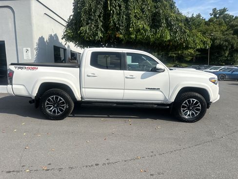 Used 2020 Toyota Tacoma TRD Sport w/ Technology Package AWD/4WD image 2