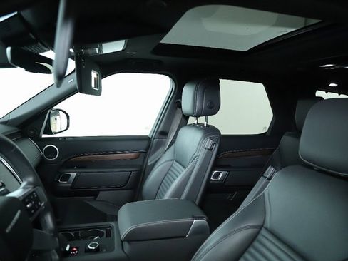 Used 2024 Land Rover Discovery Dynamic SE image 18