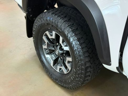 Used 2018 Toyota Tacoma TRD Off-Road w/ Technology Package AWD/4WD image 25