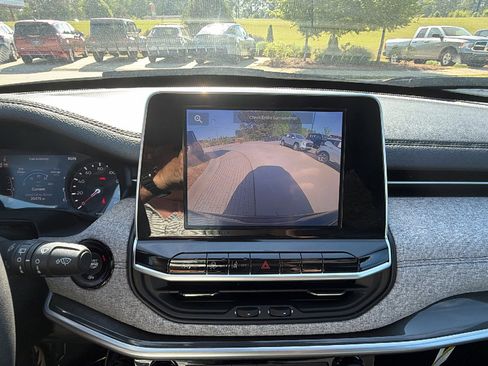 Used 2025 Jeep Compass Latitude image 32