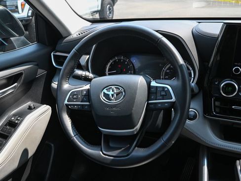 Used 2024 Toyota Highlander XLE AWD/4WD image 31