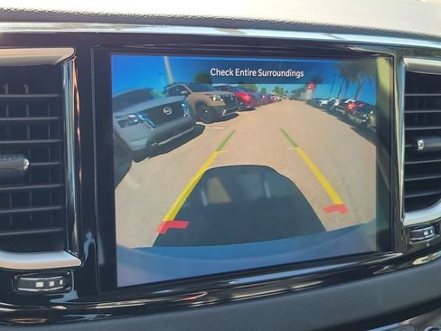 Used 2023 Chrysler Pacifica Touring-L FWD image 31