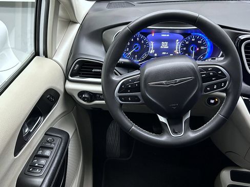 Used 2022 Chrysler Pacifica Touring-L FWD image 12