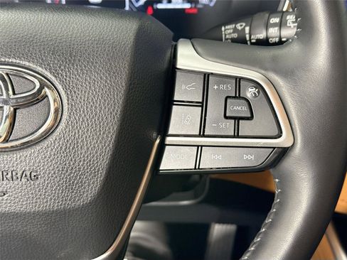 Used 2024 Toyota Highlander Platinum FWD image 20