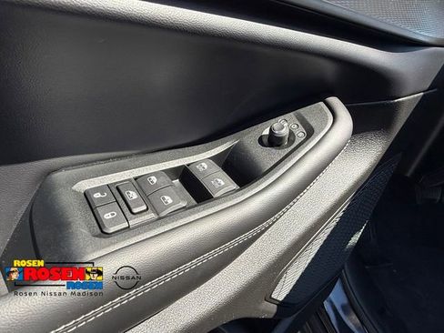 Used 2025 Jeep Grand Cherokee Altitude AWD/4WD image 11