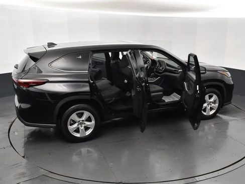 Used 2025 Toyota Highlander LE image 6