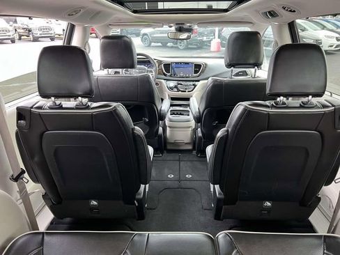 Used 2023 Chrysler Pacifica Limited image 7