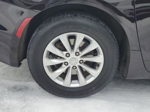 Used 2018 Chrysler Pacifica Touring-L image 5