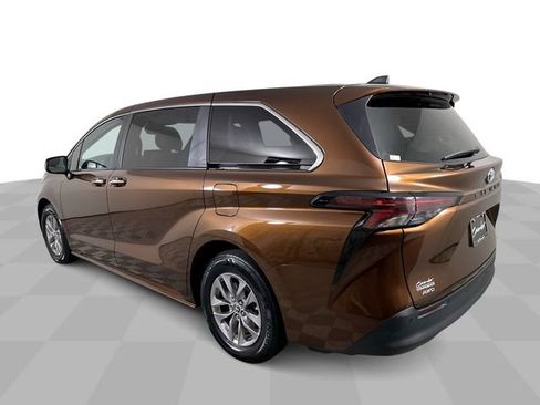Used 2024 Toyota Sienna XLE AWD/4WD image 6