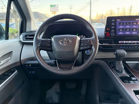 Used 2023 Toyota Sienna LE image 20