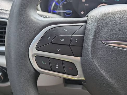 Used 2024 Chrysler Pacifica Limited FWD image 28