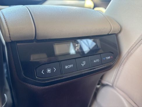Used 2022 Toyota Highlander XLE AWD/4WD image 30