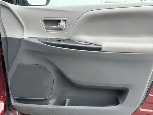 Used 2015 Toyota Sienna LE image 19