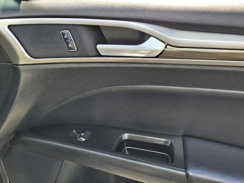 Used 2017 Ford Fusion SE w/ Fusion SE Technology Package image 41